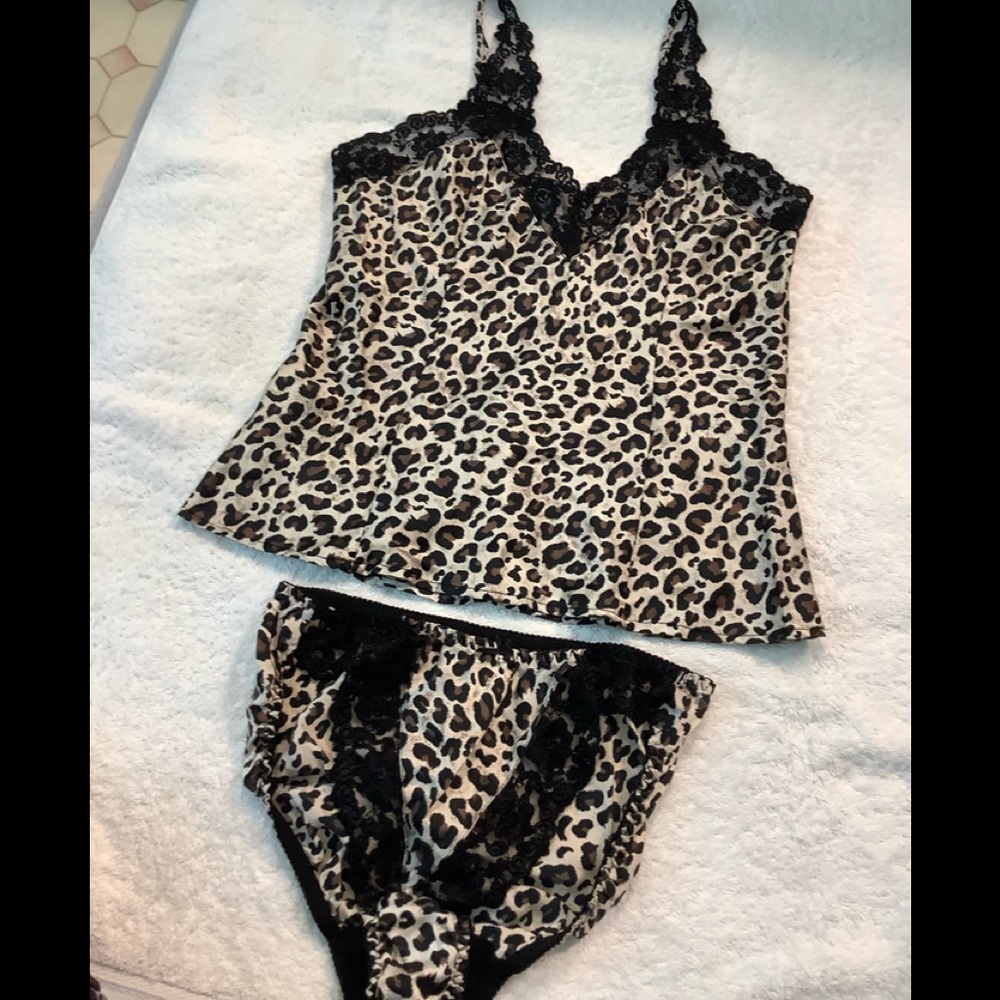 Silkscreen Vintage Silk 2-piece leopard print sleepwear. Small